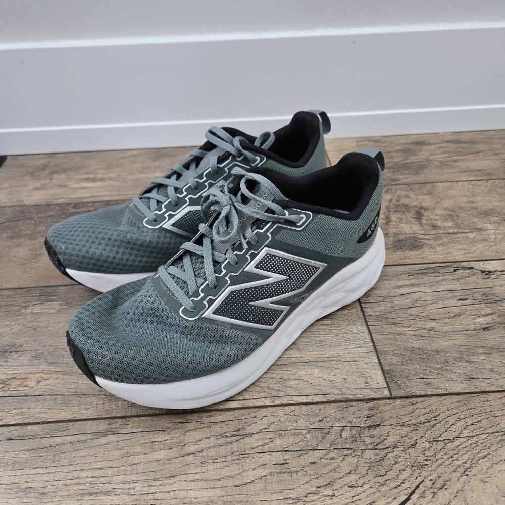 New Balance Men's Green Size 9.5 Running Sneakers Excellent Condition